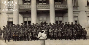 1. Tytuł: absolwenci Centralnej Szkoły Straży Granicznej
2. Opis obrazu: strażnicy graniczni przed Belwederem w Warszawie 
3. Data wydarzenia: 1928 r.
4. Osoby widoczne: brak danych
5. Hasła przedmiotowe: Straż Graniczna, kadra
6. Opis techniczny: oryginał, czarnobiałe
7. Autor: brak danych
8. Miejsce przechowywania/właściciel: Michał Skrzypczak