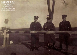 1. Tytuł: przejście graniczne w Jamnie
2. Opis obrazu: strażnik graniczny (w środku) z urzędnikiem celnym  (po lewej) i policjantem (po prawej) przy szlabanie
3. Data wydarzenia: lata 30. XX w.
4. Osoby widoczne: Ignacy Wasielewski- w środku
5. Hasła przedmiotowe: Straż Graniczna, kadra
6. Opis techniczny: oryginał, czarnobiałe
7. Autor: brak danych
8. Miejsce przechowywania/właściciel: Michał Skrzypczak