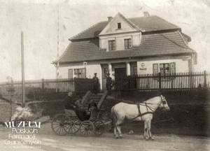 1. Tytuł: Komisariat Straży Granicznej Jamno
2. Opis obrazu: budynek komisariatu
3. Data wydarzenia: lata 30.
4. Osoby widoczne: Ignacy Wasielewski- z prawej (na schodach)
5. Hasła przedmiotowe: Straż Graniczna, kadra
6. Opis techniczny: oryginał, czarnobiałe
7. Autor: brak danych
8. Miejsce przechowywania/właściciel: Michał Skrzypczak