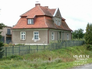 1. Tytuł: Komisariat Straży Granicznej Jamno
2. Opis obrazu: budynek, w którym przed 1939 r. mieścił się Komisariat SG Jamno
3. Data wydarzenia: po 1990 r.
4. Osoby widoczne: nie ma
5. Hasła przedmiotowe: kadra
6. Opis techniczny: oryginał, kolorowe
7. Autor: brak danych
8. Miejsce przechowywania/właściciel: Michał Skrzypczak