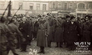 1. Tytuł: uroczystość na rynku w Kościerzynie 
2. Opis obrazu: defilada na rynku w Kościerzynie
3. Data wydarzenia: lata 30.
4. Osoby widoczne: Ignacy Wasielewski- pierwszy z prawej
5. Hasła przedmiotowe: Straż Graniczna, kadra
6. Opis techniczny: oryginał, czarnobiałe
7. Autor: brak danych
8. Miejsce przechowywania/właściciel: Michał Skrzypczak