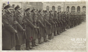 1. Tytuł: uroczystość na rynku w Kościerzynie 
2. Opis obrazu: strażnicy graniczni na rynku w Kościerzynie
3. Data wydarzenia: lata 30.
4. Osoby widoczne: Ignacy Wasielewski- pierwszy z lewej
5. Hasła przedmiotowe: Straż Graniczna, kadra
6. Opis techniczny: oryginał, czarnobiałe
7. Autor: brak danych
8. Miejsce przechowywania/właściciel: Michał Skrzypczak