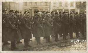 1. Tytuł: uroczystość na rynku w Kościerzynie 
2. Opis obrazu: strażnicy graniczni na rynku w Kościerzynie
3. Data wydarzenia: lata 30.
4. Osoby widoczne: Ignacy Wasielewski- trzeci z prawej
5. Hasła przedmiotowe: Straż Graniczna, kadra
6. Opis techniczny: oryginał, czarnobiałe
7. Autor: brak danych
8. Miejsce przechowywania/właściciel: Michał Skrzypczak