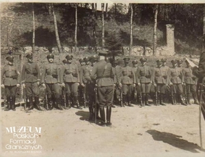 1. Tytuł: apel strażników granicznych 
2. Opis obrazu: strażnicy graniczni podczas apelu 
3. Data wydarzenia: 1939 r.
4. Osoby widoczne: Ignacy Wasielewski- pierwszy z lewej 
5. Hasła przedmiotowe: Straż Graniczna, kadra
6. Opis techniczny: oryginał, czarnobiałe
7. Autor: brak danych
8. Miejsce przechowywania/właściciel: Michał Skrzypczak
