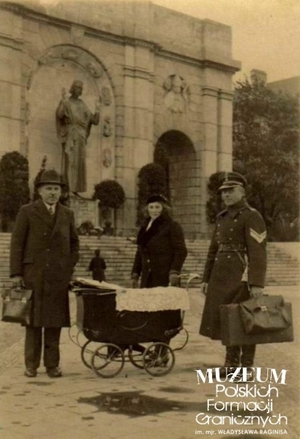 1. Tytuł: zdjęcie pamiątkowe
2. Opis obrazu: Ignacy Wasielewski przed pomnikiem Chrystusa Króla w Poznaniu
3. Data wydarzenia: 1936 r.
4. Osoby widoczne: Ignacy Wasielewski- pierwszy z prawej
5. Hasła przedmiotowe: Straż Graniczna, kadra
6. Opis techniczny: oryginał, czarnobiałe
7. Autor: brak danych
8. Miejsce przechowywania/właściciel: Michał Skrzypczak
