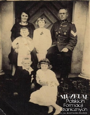 1. Tytuł: Ignacy Wasielewski z żoną i czwórką dzieci 
2. Opis obrazu: zdjęcie pamiątkowe
3. Data wydarzenia: lata 30.
4. Osoby widoczne: Ignacy Wasielewski, Agnieszka Wasielewska- pierwsza  z lewej (siedząca)
5. Hasła przedmiotowe: Straż Graniczna, kadra
6. Opis techniczny: oryginał, czarnobiałe
7. Autor: brak danych
8. Miejsce przechowywania/właściciel: Michał Skrzypczak