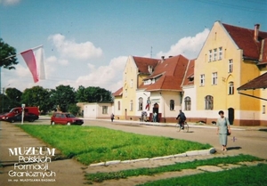 1. Tytuł: dworzec kolejowy w Szymankowie
2. Opis obrazu: budynek dworca w Szymankowie
3. Data wydarzenia: po 1990 r.
4. Osoby widoczne: brak danych
5. Hasła przedmiotowe: kadra
6. Opis techniczny: oryginał, kolorowe
7. Autor: brak danych
8. Miejsce przechowywania/właściciel: Michał Skrzypczak