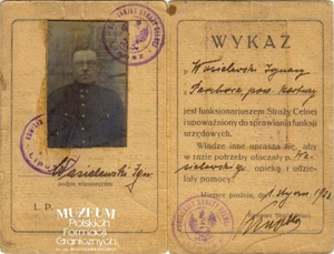 1. Tytuł: zmiana stopnia uposażenia
2. Treść: dokument dotyczący przejścia strażnika celnego Ignacego  Wasielewskiego do wyższej grupy uposażenia
3. Hasła przedmiotowe: Straż Celna, kadra
4. Wytwórca: Dyrekcja Ceł w Poznaniu
5. Czas powstania: 01.12.1924 r.
6. Miejsce sporządzenia: Poznań, Polska
7. Materiał i technika wykonania: maszynopis wypełniony pismem odręcznym
8. Wymiary: brak danych
9. Stan zachowania: dobry
10. Miejsce przechowywania/właściciel: Michał Skrzypczak