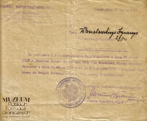 1. Tytuł: zawiadomienie o nadaniu odznaczenia
2. Treść: nadanie Ignacemu Wasielewskiemu Medalu Dziesięciolecia  Odzyskania Niepodległości 
3. Hasła przedmiotowe: Straż Graniczna, kadra
4. Wytwórca: Pomorski Inspektorat Straży Granicznej
5. Czas powstania: 26.03.1929 r.
6. Miejsce sporządzenia: Czersk, Polska
7. Materiał i technika wykonania: maszynopis
8. Wymiary: brak danych
9. Stan zachowania: dobry
10. Miejsce przechowywania/właściciel: Michał Skrzypczak