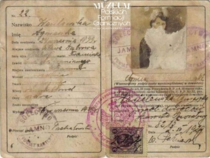 1. Tytuł: dowód osobisty
2. Treść: dowód osobisty Agnieszki Wasielewskiej, żony Ignacego
3. Hasła przedmiotowe: kadra
4. Wytwórca: Sołectwo Jamno
5. Czas powstania: 26.09.1929 r.
6. Miejsce sporządzenia: Jamno, Polska
7. Materiał i technika wykonania: druk wypełniony pismem odręcznym
8. Wymiary: brak danych
9. Stan zachowania: zły
10. Miejsce przechowywania/właściciel: Michał Skrzypczak