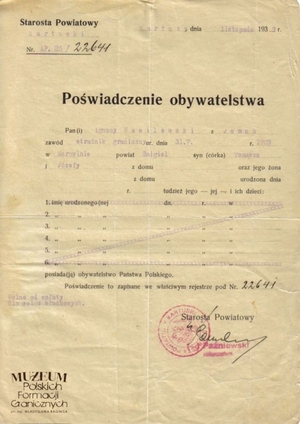1. Tytuł: poświadczenie obywatelstwa
2. Treść: zaświadczenie dla Ignacego Wasielewskiego  `(błędne data i miejsce urodzenia)
3. Hasła przedmiotowe: kadra
4. Wytwórca: Starosta Powiatowy Kartuski
5. Czas powstania: listopad 1933 r.
6. Miejsce sporządzenia: Kartuzy, Polska
7. Materiał i technika wykonania: druk wypełniony pismem maszynowym
8. Wymiary: brak danych
9. Stan zachowania: dobry
10. Miejsce przechowywania/właściciel: Michał Skrzypczak